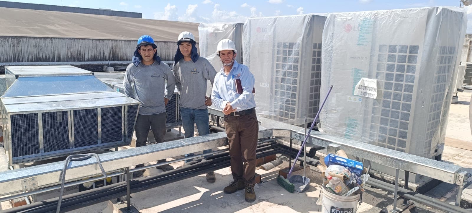Equipo técnico de Electrotel Perú trabajando en instalaciones eléctricas y telecomunicaciones